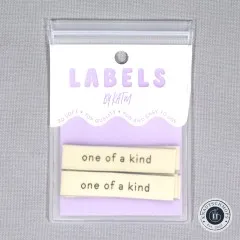 Frontale Ansicht der Verpackung mit den Labeln 'one of a kind'.