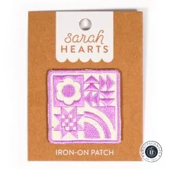 Aufnäher frontal auf der Sarah-Hearts-Verpackungskarte vor weißem Hintergrund.