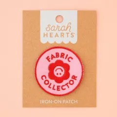 Verpackung des Sarah Hearts Aufnähers „Fabric Collector" mit rosa-rotem Rundpatch und Blumenmotiv.