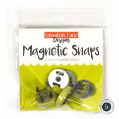 Frontale Ansicht der Verpackung mit Markenlogo, Produktname „Magnetic Snaps" und dem Hinweis „2 sets of wasabi snaps".