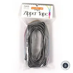 Verpackungsbeutel 'Zipper Tape' von Sassafras Lane Designs in aufrechter Frontalansicht, durchsichtige Verpackung zeigt das schwarz-weiß gestreifte Band mit Regenbogen-Zähnen.