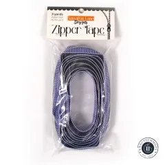 Verpackungsbeutel 'Zipper Tape' von Sassafras Lane Designs in aufrechter Frontalansicht, durchsichtige Verpackung zeigt das aufgerollte blau-weiß gestreifte Band.