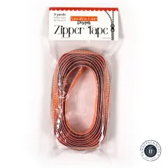 Verpackungsbeutel 'Zipper Tape' von Sassafras Lane Designs in aufrechter Frontalansicht, durchsichtige Verpackung zeigt das aufgerollte orange-weiß gestreifte Band.