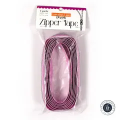 Verpackungsbeutel 'Zipper Tape' von Sassafras Lane Designs in aufrechter Frontalansicht, durchsichtige Verpackung zeigt das aufgerollte pink-lila gestreifte Band.