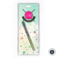 Frontalansicht der Verpackung mit Tula-Pink-Hardware-Logo und dem Stiletto im Klarsichtblister.