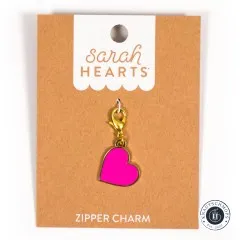 Pink-Heart-Zipper-Charm frontal auf der Sarah-Hearts-Verpackungskarte vor weißem Hintergrund.
