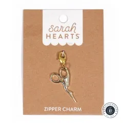 Storchenscheren-Zipper-Charm frontal auf der Sarah-Hearts-Verpackungskarte vor weißem Hintergrund.