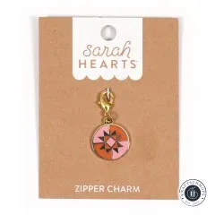 Zipper Charm frontal auf der Sarah-Hearts-Verpackungskarte vor weißem Hintergrund.