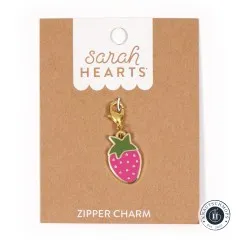 Erdbeer-Zipper-Charm frontal auf der Sarah-Hearts-Verpackungskarte vor weißem Hintergrund.