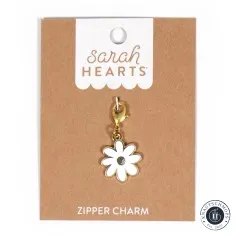 Gänseblümchen-Zipper-Charm frontal auf der Sarah-Hearts-Verpackungskarte vor weißem Hintergrund.