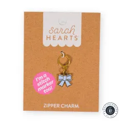 Zipper Charm frontal auf der Verpackungskarte, die ihn zugleich als Maschenmarkierer ausweist.