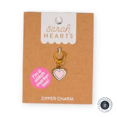 Zipper Charm frontal auf der Verpackungskarte, die ihn zugleich als Maschenmarkierer ausweist.