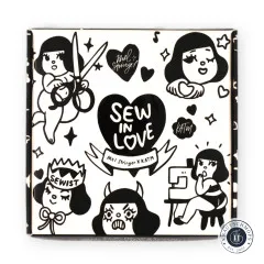 Frontalansicht der Label-Box auf weißem Hintergrund mit allen Comic-Motiven rund um den Schriftzug „Sew in Love“, unten rechts das Knautschmops-Logo.