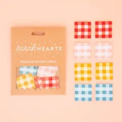 Verpackung der Sarah Hearts Weblabel „Gingham" mit acht karierten Labels in Rot, Rosa, Gelb und Blau.