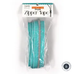 Verpackung der Sassafras Lane Zipper Tape gerade von vorne, mit Kopfetikett '3 yards zipper tape by the yard'.