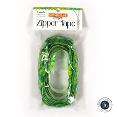 Verpackung der Sassafras Lane Zipper Tape gerade von vorne mit dem oval aufgewickelten Lime-Pebble-Muster im Beutel.