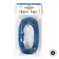 Verpackung der Sassafras Lane Zipper Tape gerade von vorne mit dem oval aufgewickelten Blue-Pebble-Muster im Beutel.