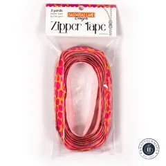 Verpackung der Sassafras Lane Zipper Tape gerade von vorne mit dem oval aufgewickelten Pink-Pebble-Muster im Beutel.