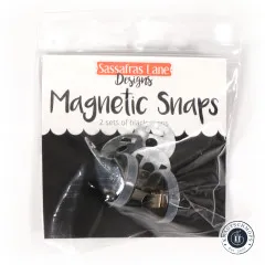 Verpackung der Sassafras Lane Magnetic Snaps gerade von vorne mit sichtbaren schwarzen Druckknopfteilen im Beutel.