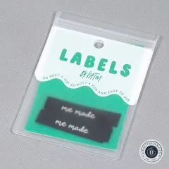 Verpackung der Kylie and The Machine Weblabels 'me made' in Schwarz mit weißem Schriftzug.