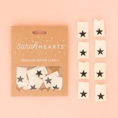 Sarah-Hearts-Verpackung „Black Star", daneben alle acht Endfalt-Weblabel mit schwarzem Sternmotiv.