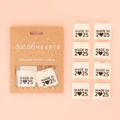 Sarah-Hearts-Verpackung „Made in 2025" aus Bio-Baumwolle in Schwarz-Weiß, daneben alle acht Endfalt-Weblabel.
