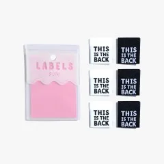 Verpackung freigestellt neben allen sechs Labels, drei in Weiß und drei in Schwarz