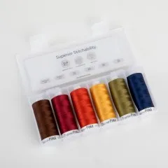 Geöffnete Kunststoffbox der Superior Pima 6-Spulen-Collection Darks mit Farbnamen und Artikelnummern der einzelnen Garnrollen.