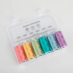 Geöffnete Kunststoffbox der Superior Pima 6-Spulen-Collection Pastels mit Farbnamen und Artikelnummern der einzelnen Garnrollen.