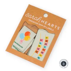 Sarah Hearts Weblabel-Set „Birthday“ mit Luftballon- und „Happy Birthday“-Motiv, sichtbar durch das Fenster der Verpackung.