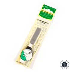 Clover Button Hole Cutter in der Originalverpackung, leicht angeschrägt fotografiert.