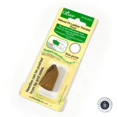Clover Natural Fit Lederfingerhut Größe S in der Originalverpackung, leicht angeschrägt fotografiert.