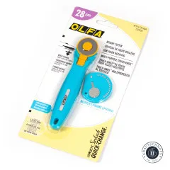 OLFA Rollschneider 28mm mit Touch-Knife-Bonus in der Originalverpackung, leicht angeschrägt fotografiert.