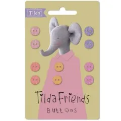 Eng zugeschnittene Nahansicht der Tilda-Friends-Knopfkarte mit Elefant und rosafarbenem Kleid