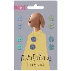 Eng zugeschnittene Nahansicht der Tilda-Friends-Knopfkarte mit Hund und gelbem Kleid