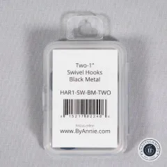 Rückseite der durchsichtigen Kunststoffbox mit Artikelbezeichnung, Artikelnummer und Barcode.