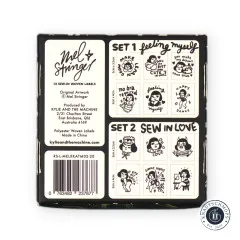 Rückseite der Box mit Markeninfo „Mel + Stringer, 12 Sew-In Woven Labels“, Barcode sowie einer Bildübersicht der Motive aus Set 1 „Feeling Myself“ und Set 2 „Sew in Love“.