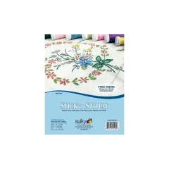 Rückseite der Verpackung: fertig gesticktes Blumenkranz-Motiv neben bunten Sulky-Garnrollen und Sticknadel.