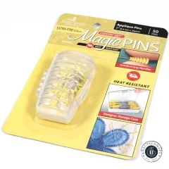 Schraeg fotografierte Verpackung der gelben Applique-Stecknadeln mit Aufbewahrungsbox und Anwendungsbeispiel an blauem Stoff