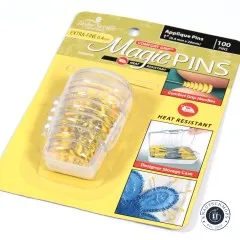 Schräg fotografierte Verpackung der Magic Pins Applique Gelb mit Blick auf die Storage-Box und Komfort-Griffe.