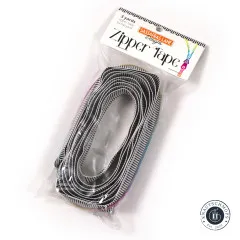 Verpackungsbeutel 'Zipper Tape' von Sassafras Lane Designs mit schwarz-weißem Etikett und Regenbogen-Reißverschluss-Illustration, schräg liegend auf weißem Hintergrund.