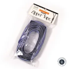 Verpackungsbeutel 'Zipper Tape' von Sassafras Lane Designs mit blauem Etikett, schräg liegend, durchsichtige Verpackung zeigt das blau-weiß gestreifte Band.