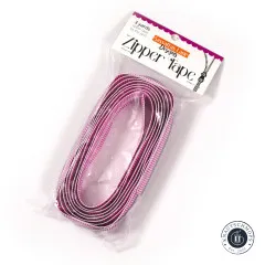 Verpackungsbeutel 'Zipper Tape' von Sassafras Lane Designs mit magentafarbenem Etikett, schräg liegend, durchsichtige Verpackung zeigt das pink-lila gestreifte Band.