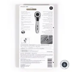 Schräge Ansicht der Verpackungsvorderseite mit sichtbarem grünem Rollschneidergriff.