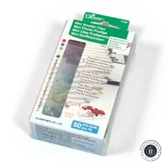 Verpackung der Mini-Stoffklammern schräg fotografiert mit Anwendungsbeispielen.