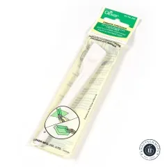 Schrägansicht der Verpackung des Clover Finger Pressers mit sichtbarem Werkzeug.