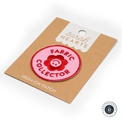 Verpackungskarte des Fabric-Collector-Patches schräg fotografiert, mit Knautschmops-Logo im Bild.