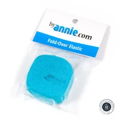 Verpacktes Fold-Over-Elastic in Parrot Blue mit byAnnie.com-Etikett, schräg fotografiert