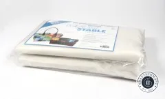 Verpackung von der Seite mit sichtbarer gefalteter Vliesrolle.