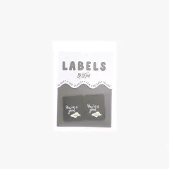 Verpackung der Labels 'You're a Good Egg' in abgedunkelter Studioaufnahme.